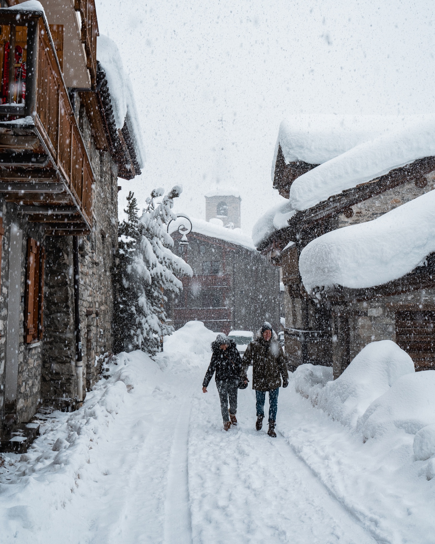 Rue du village sous la neige