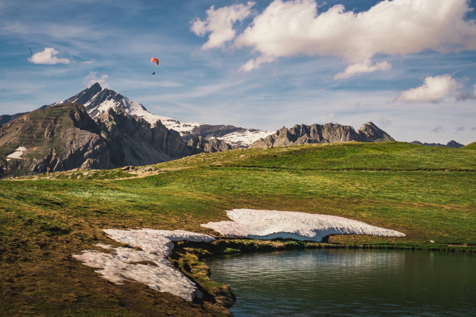 Parapente au-dessus du lac